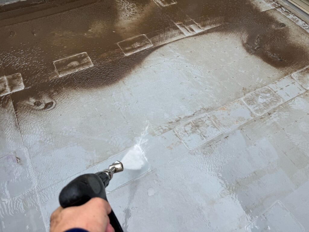 ベランダ：高圧洗浄<br />
（しっかりと表面の汚れを除去しました。）